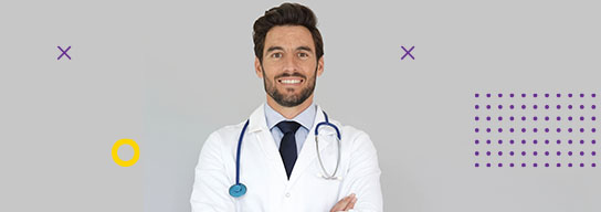 Fotografía de de profesional de la salud sonriendo a la cámara
