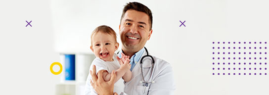 Imagen de profesional de la salud cargando a un niño sonriente