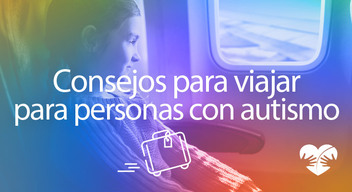 Imagen con foto de una niña mirando desde la ventana de un avión y encima el texto Consejos para viajar para personas con autismo