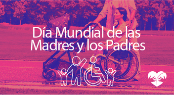 Foto con filtro rosa de una familia formada por una mujer sentada en silla de ruedas y un hombre de pie, ambos dirigiendo una carreola y encima el texto Día Mundial de las Madres y los Padres