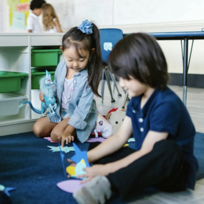 Imagen con foto con filtro morado de unas manos sosteniendo una maceta y encima el texto en blanco que dice: Día Mundial de la Asistencia Humanitaria