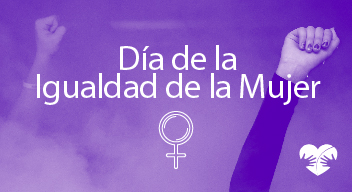 Imagen con foto con filtro morado de unas manos arriba y encima el texto en blanco que dice Día de la Igualdad de la Mujer