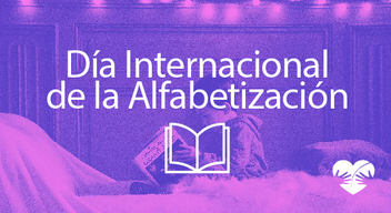 Imagen con filtro rosado de un niño leyendo y encima el texto Día Internacional de la Alfabetización