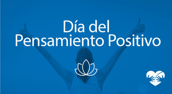 Imagen con filtro azul con foto de una persona alzando los brazos y encima el texto Día del Pensamiento Positivo