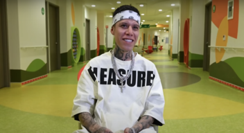 Foto de Ángel Quesada de Santa Fe Klan en pasillo del Hospital Teletón