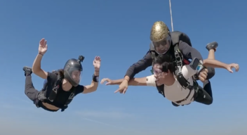 Mau Otero y Santi volando en el cielo