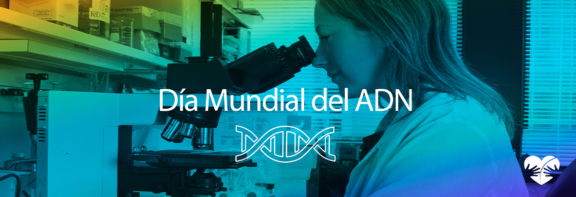 Foto con filtro de arcoíris de una científica mirando un microscopio y encima el texto en blanco que dice: Día Mundial del ADN