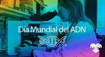 Foto con filtro de arcoíris de una científica mirando un microscopio y encima el texto en blanco que dice: Día Mundial del ADN