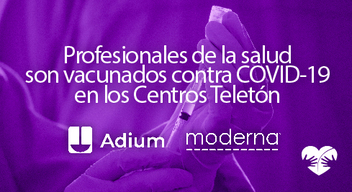 Foto con filtro morado de un brazo siendo inyectado y encima el texto que dice Profesionales de la salud son vacunados contra COVID-19 en los Centros Teletón
