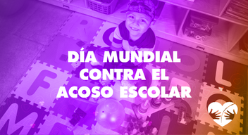Foto con filtro morado de un niño encima de un tapete de colores sonriendo