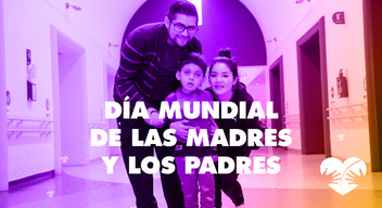 Imagen con foto con filtro multicolor de una familia conformada por padre, madre e hijo y encima el texto: Día Mundial de las madres y padres.