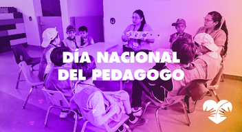 Foto de terapeutas y niños sentados en una mesa dentro de un aula