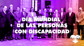 Foto de varias personas sosteniendo un documento y texto Día Mundial de las Personas con Discapacidad