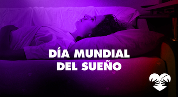 Foto con filtro azul de un niño durmiendo encima de su almohada