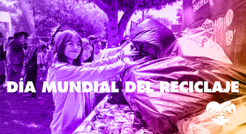 Imagen con foto en filtro verde de cubetas con materiales reciclados y encima el texto Día Mundial del Reciclaje